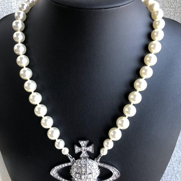 Brand New Vivienne Westwood Large Pearl Necklace - lconic Bas ReliefDesign - Picture 2 of 4